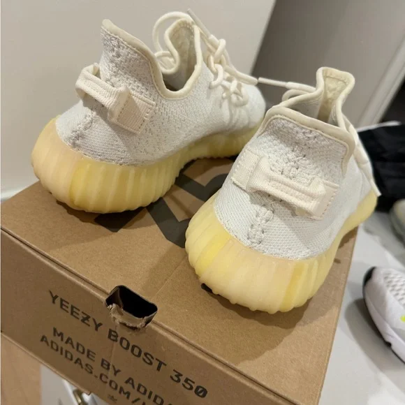 Yeezy Boost 350 V2 - Picture 4 of 4